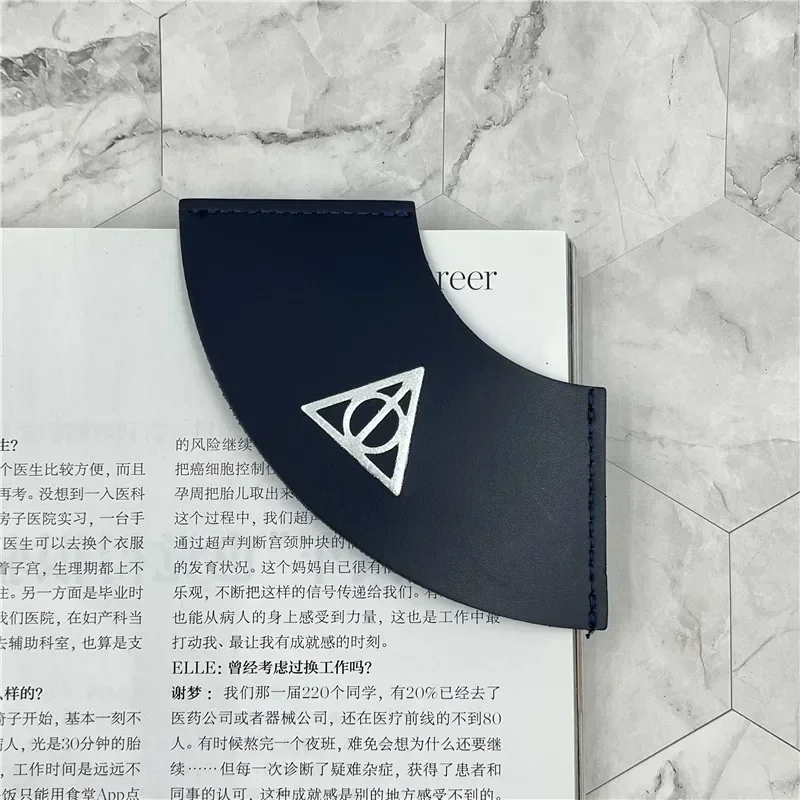 signet livre bleu élégant