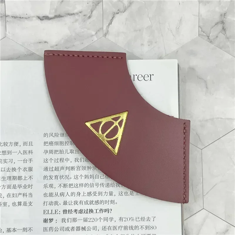 couverture livre cuir rouge Harry Potter