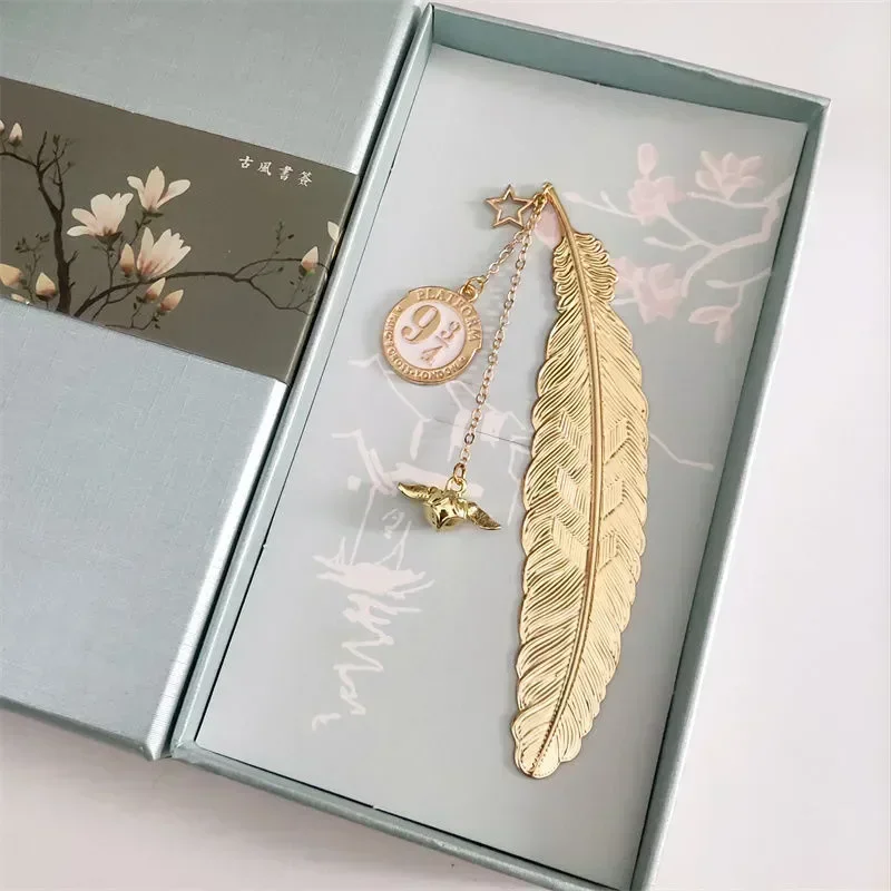 pendentif plume dorée
